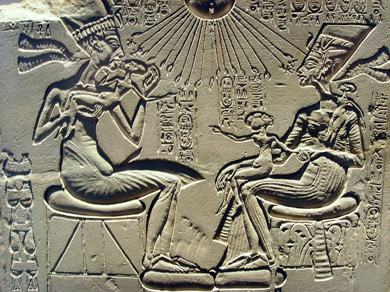 E`hnaton-Nefertiti-i-tri-ih-docheri
